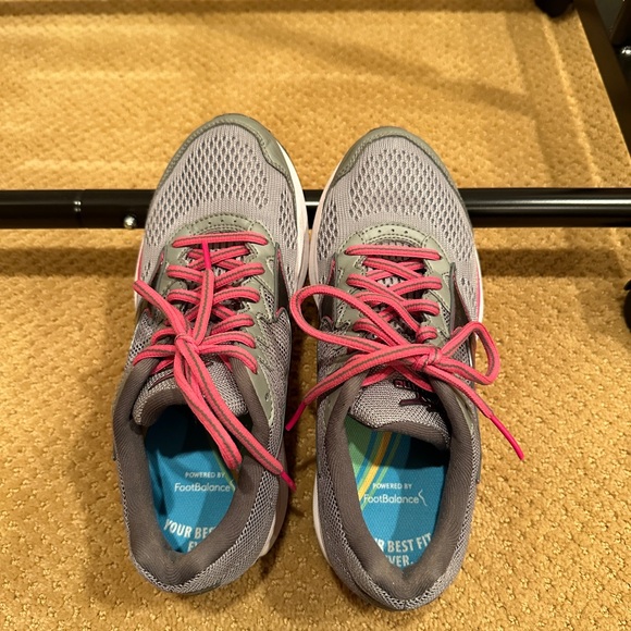 NWOT: Women’s brand new Mizuno running shoe- size 7.5 - Picture 1 of 6